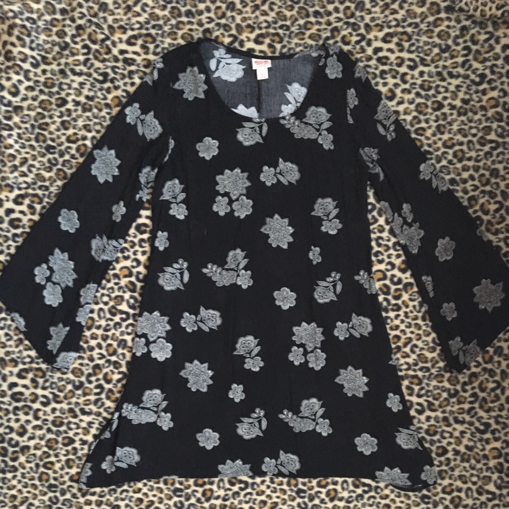 Size small. Mini dress with flared sleeves.